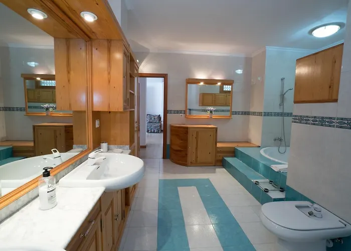 Colina Menyber Нерха