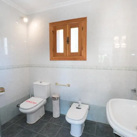 Colina Menyber Nyaraló *